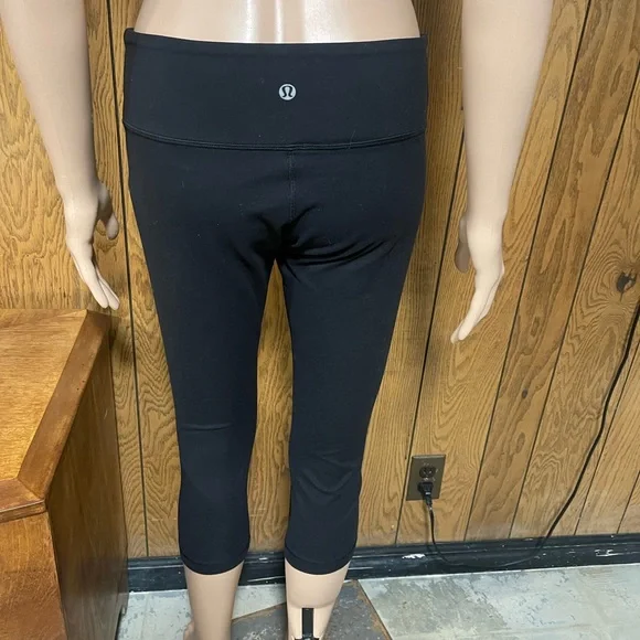 Lululemon" Wunder Under Cropped-Black-Size 8 - Picture 3 of 15